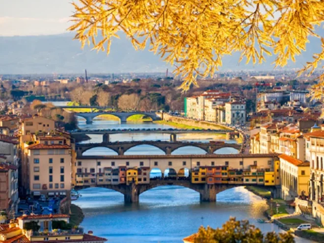 Florenz Skyline mit dem berühmten Duomo und Ponte Vecchio über den Arno
