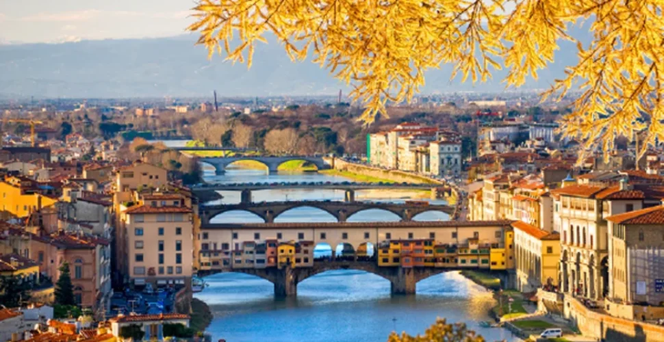 Florenz Skyline mit dem berühmten Duomo und Ponte Vecchio über den Arno